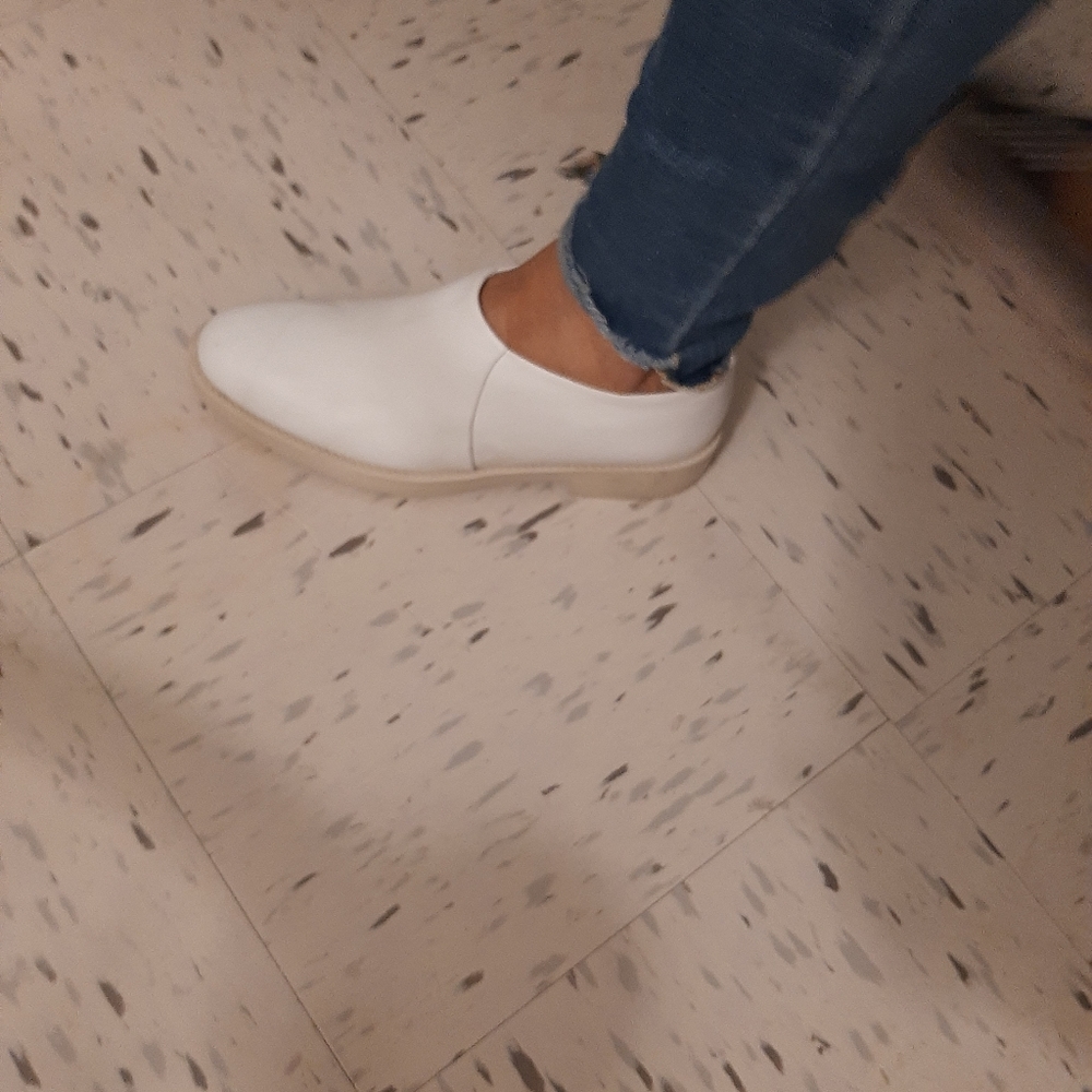 THEORY WOMEN'S WHITE LEATHER SHOES::SZ::38.. MADE IN ITALY. SUPER COMFORTABLE.